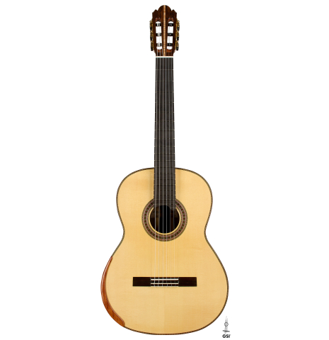 The front of a Wolfgang Jellinghaus "Signature SP/CD 640" classical guitar made of spruce/cedar and ziricote