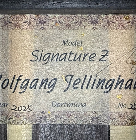 The label of a Wolfgang Jellinghaus "Signature SP/CD 640" classical guitar made of spruce/cedar and ziricote