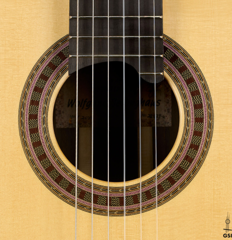 The rosette of a Wolfgang Jellinghaus "Signature SP/CD 640" classical guitar made of spruce/cedar and ziricote