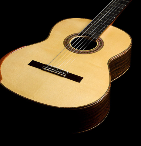The soundboard and sides of a Wolfgang Jellinghaus "Signature SP/CD 640" classical guitar made of spruce/cedar and ziricote