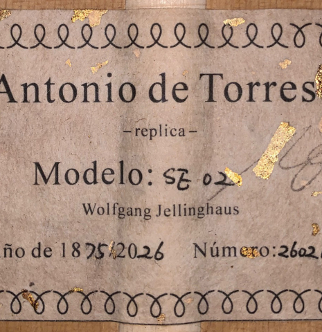 The label of a Wolfgang Jellinghaus "Torres SE 02" classical guitar made with spruce and cypress