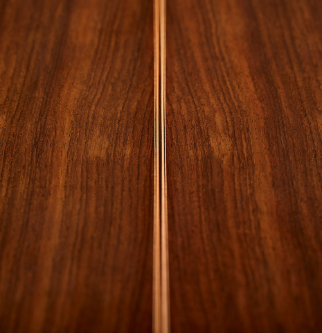 The back center seam of a 2025 Wolfgang Jellinghaus "1912 Ex-Segovia A" classical guitar made of spruce and Indian rosewood