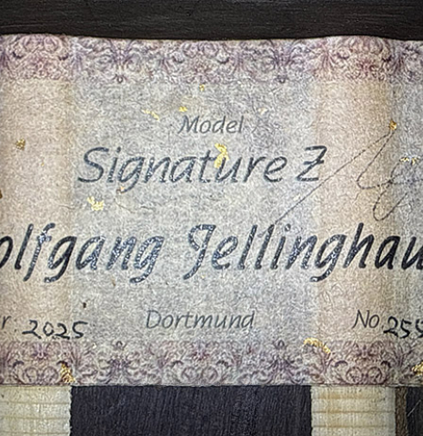 The label of a 2025 Wolfgang Jellinghaus "Signature CD/SP" classical guitar made of cedar/spruce and ziricote
