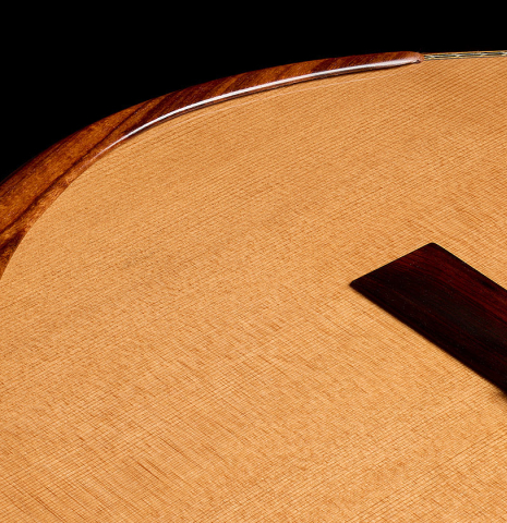The arm-rest of a 2025 Wolfgang Jellinghaus "Signature CD/SP" classical guitar made of cedar/spruce and ziricote