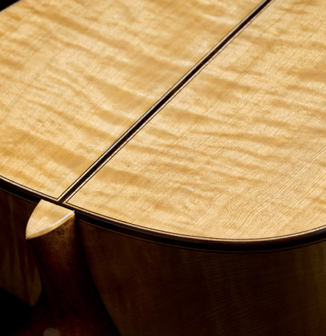 The heel, back binding and purfling of a Wolfgang Jellinghaus "1912 Ex-Segovia 640" classical guitar made of spruce and maple