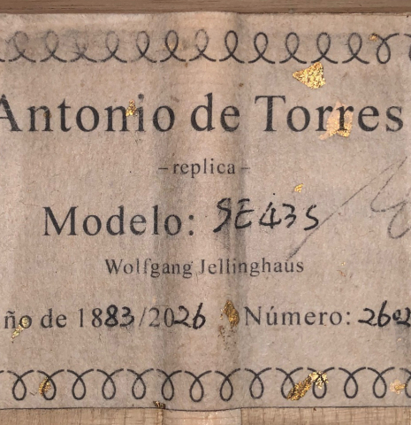 The label of a Wolfgang Jellinghaus “Torres 43 640” classical guitar made with spruce and maple.