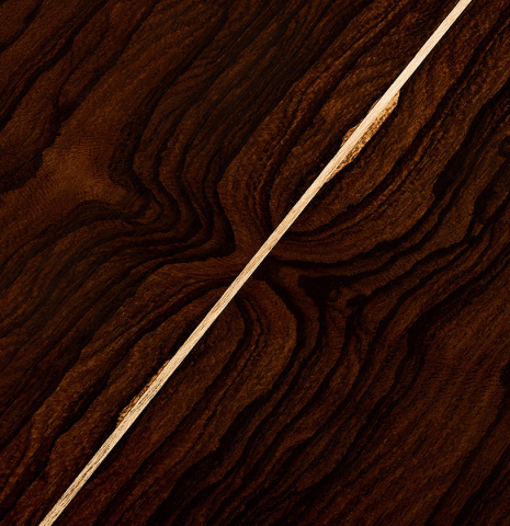 The back center seam of a Wolfgang Jellinghaus "Torres SE 77" classical guitar made of spruce and ziricote