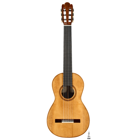 The front of a Wolfgang Jellinghaus "Torres SE 77" classical guitar made of spruce and ziricote