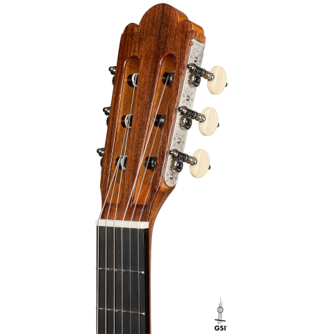 The headstock of a Wolfgang Jellinghaus "Torres SE 77" classical guitar made of spruce and ziricote