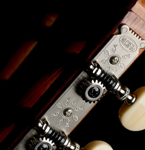 The tuning machines of a Wolfgang Jellinghaus "Torres SE 77" classical guitar made of spruce and ziricote