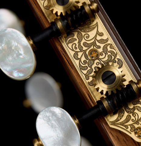 The tuning machines of a 2026 Wolfgang Jellinghaus "Friederich" classical guitar made of cedar and Indian rosewood