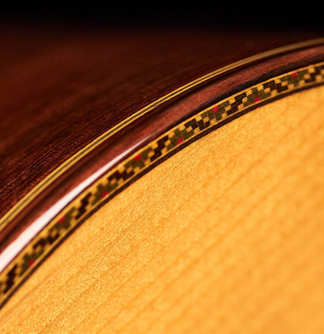 The binding and purfling of a 1982 Masaru Kohno &quot;Concert&quot; classical guitar made of spruce and Indian rosewood