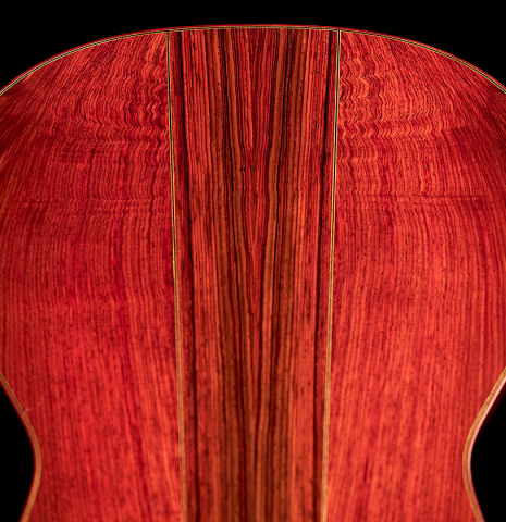 Detail of the back grains of a 2023 Zoran Kuvac classical guitar made of cedar and cocobolo.