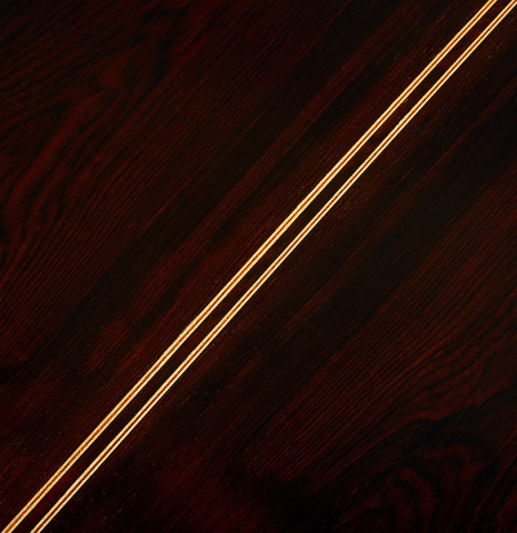 The back center seam of a 2004 Bert Kwakkel "Merula 640" classical guitar made of spruce and CSA rosewood