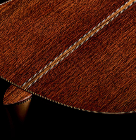 The heel, back binding and purfling of a 2026 Nicolás Lamoureux classical guitar made of spruce and Indian rosewood