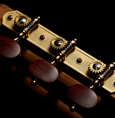 The Der Jung tuning machines of a 2026 Nicolás Lamoureux classical guitar made of spruce and Indian rosewood