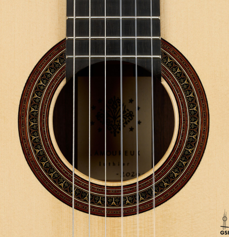 The rosette of a 2026 Nicolás Lamoureux classical guitar made of spruce and Indian rosewood