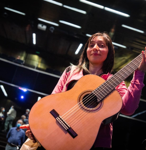 Paula Lazzarini showing off her winning gutiar at the 2021 Antonio Marin Guitar Making Competition in Granada, Spain