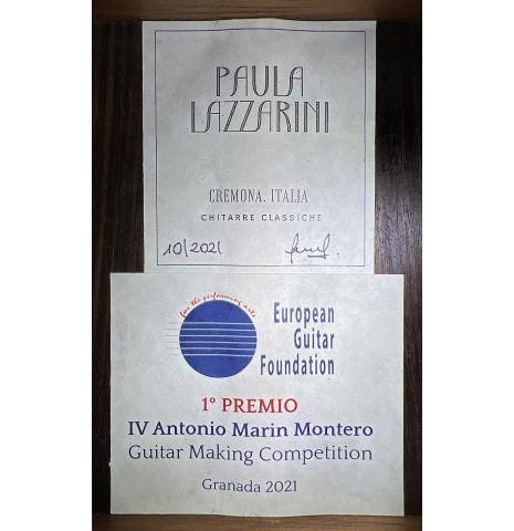 The label of a 2021 Paula Lazzarini classical guitar made of cedar and Indian rosewood