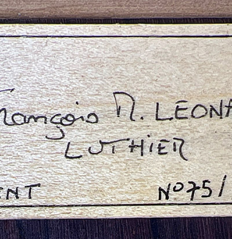 The label of a 2022 Francois Leonard classical guitar made of spruce and African rosewood