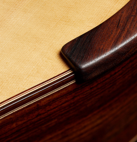The armrest of a 2021 Valerio Licari "Albayzín" classical guitar made of spruce and Indian rosewood