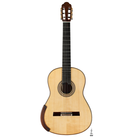 The front of a 2021 Valerio Licari "Albayzín" classical guitar made of spruce and Indian rosewood