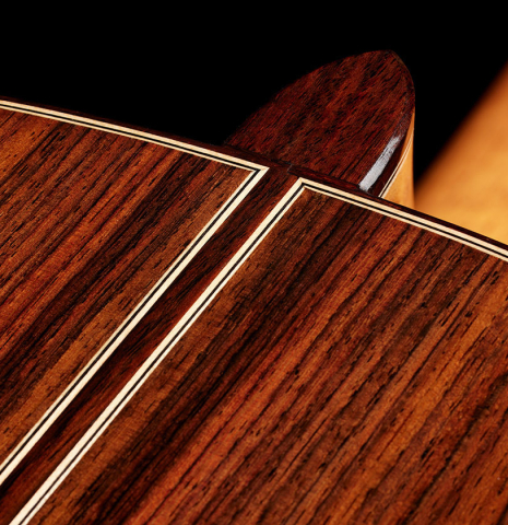 The heel, back binding and purfling of a 2021 Valerio Licari "Albayzín" classical guitar made of spruce and Indian rosewood