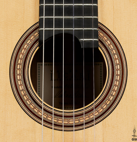 The rosette of a 2021 Valerio Licari "Albayzín" classical guitar made of spruce and Indian rosewood