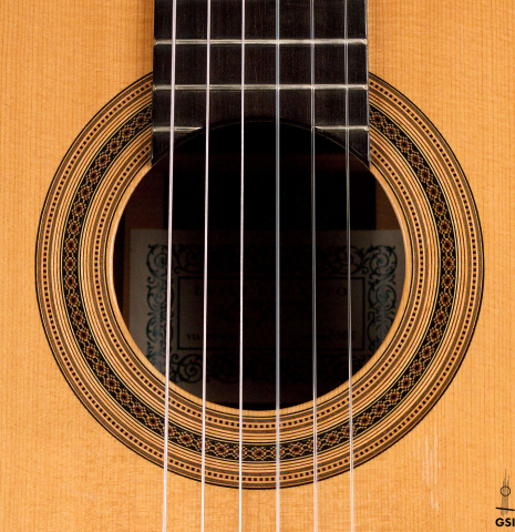 The rosette of a 2006 Luigi Locatto classical guitar made of spruce and Indian rosewood