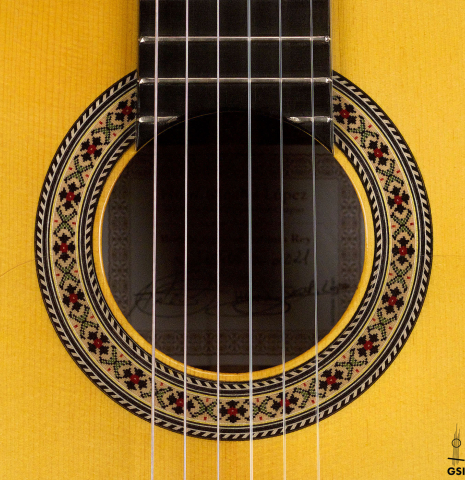 The rosette of a 2021 Hermanos Sanchis Lopez &quot;Antonio Rey&quot; flamenco guitar made of spruce and Indian rosewood