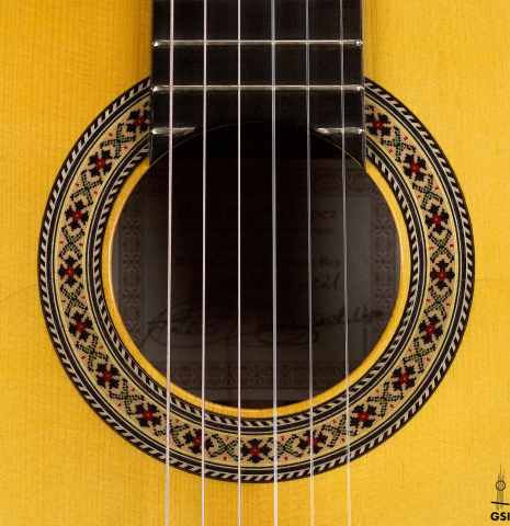 The rosette of a 2021 Hermanos Sanchis Lopez "Antonio Rey" flamenco guitar made of spruce and Indian rosewood