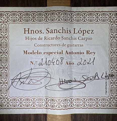The label of a 2021 Hermanos Sanchis Lopez &quot;Antonio Rey&quot; flamenco guitar made of spruce and Indian rosewood