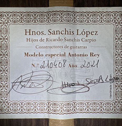 The label of a 2021 Hermanos Sanchis Lopez "Antonio Rey" flamenco guitar made of spruce and Indian rosewood