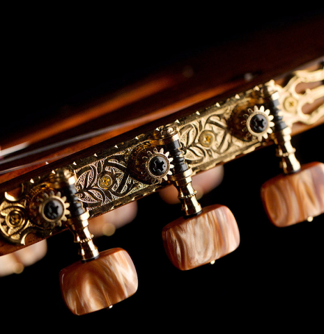 The machine heads of a 2021 Hermanos Sanchis Lopez "Antonio Rey" flamenco guitar made of spruce and Indian rosewood