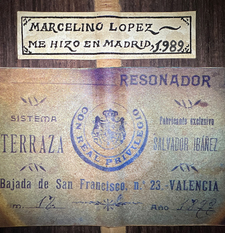 The label of a 1989 Marcelino Lopez "1899 Salvador Ibáñez" classical guitar made of spruce and Indian rosewood