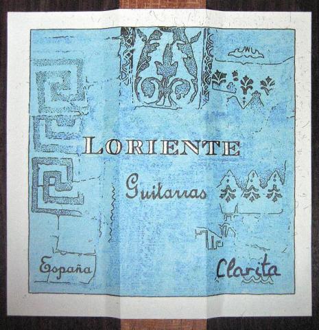 The label of a Loriente &quot;Clarita&quot; classical guitar made of spruce and Indian rosewood.