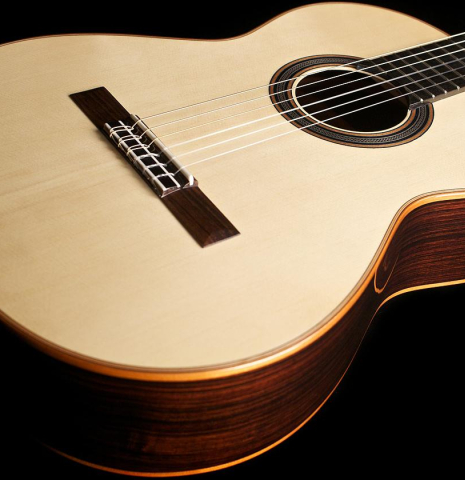 The front of a Loriente &quot;Clarita&quot; classical guitar made of spruce and Indian rosewood.