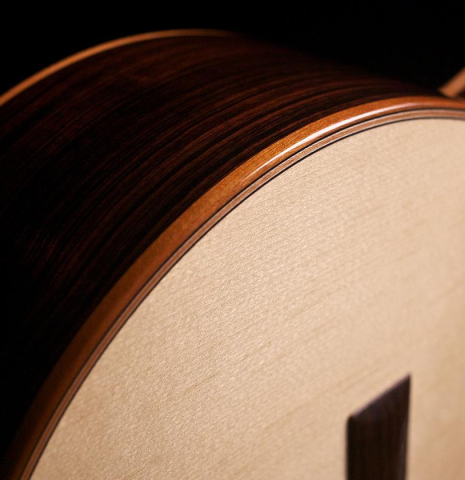 The binding of a Loriente &quot;Clarita&quot; classical guitar made of spruce and Indian rosewood.
