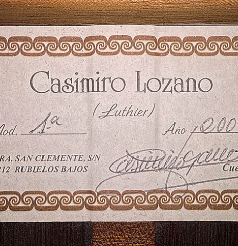 The label of a 2009 Casimiro Lozano classical guitar made of spruce and African rosewood