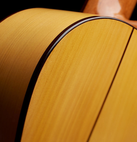 The heel, back binding and purfling of a 2025 Darío García "La Leona" classical guitar made of spruce and cypress