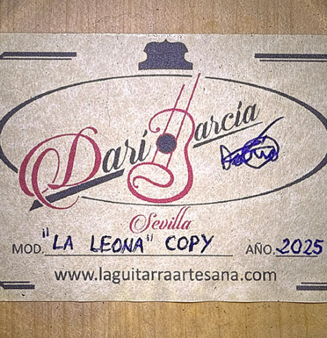 The label of a 2025 Darío García "La Leona" classical guitar made of spruce and cypress