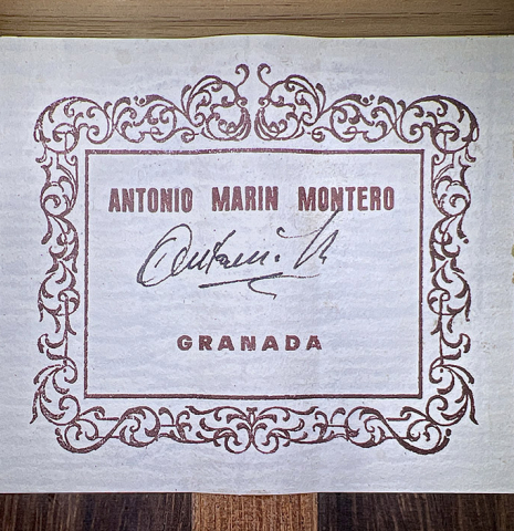 The label of a 1998 Antonio Marin Montero Spanish classical guitar made with spruce and CSA rosewood.