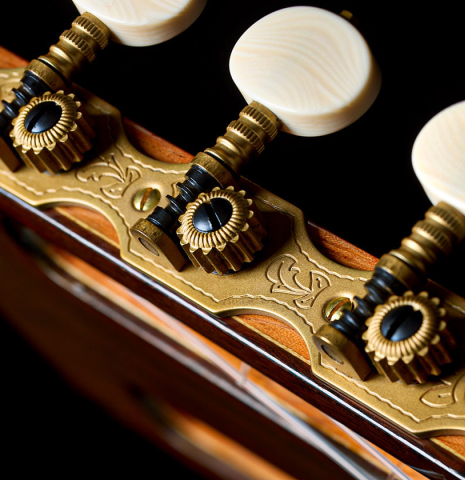 The tuning machines of a 2026 Fernando Moreno classical guitar made of spruce and African rosewood