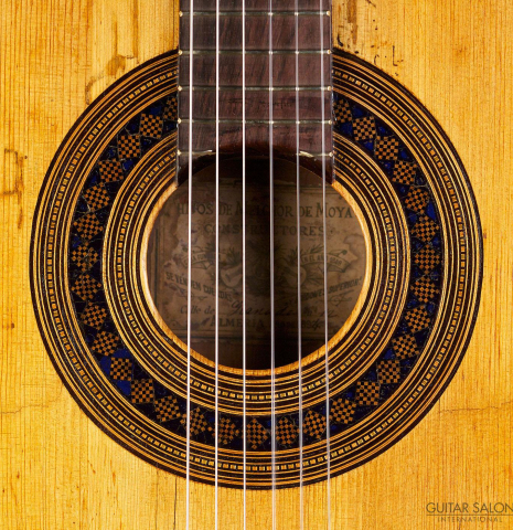 The rosette of a 1894 Hijos de Melchor de Moya guitar made of spruce and maple