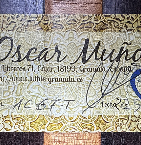 The label of a 2025 Oscar Munoz classical guitar made of cedar and African rosewood