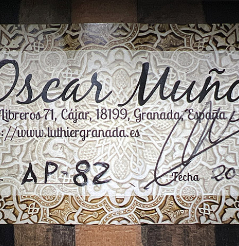 The label of a 2024 Oscar Munoz classical guitar made of spruce and Makassar ebony