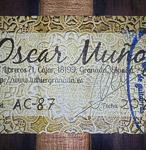 The label of a 2026 Oscar Munoz classical guitar made of spruce and Makassar ebony