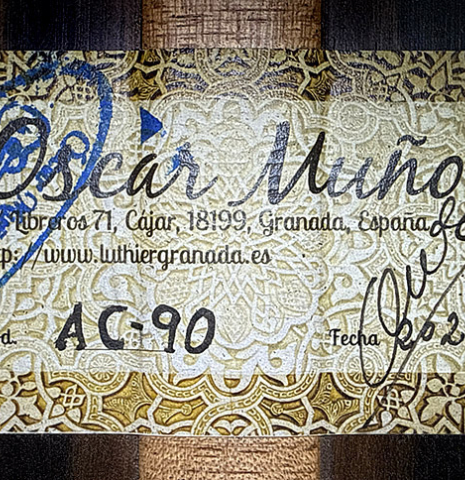 The label of a 2026 Oscar Munoz classical guitar made of cedar and Makassar ebony