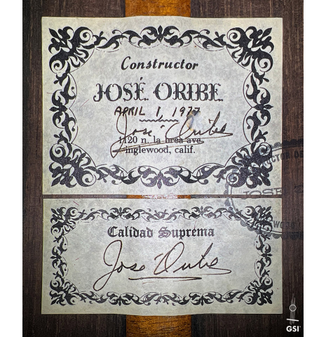 The label of a 1977 Jose Oribe "Calidad Suprema" classical guitar made of cedar and CSA rosewood