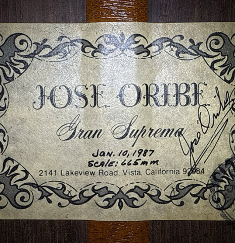 The label of a 1987 Jose Oribe "Gran Suprema" (ex Scott Tennant) classical guitar made of cedar and CSA rosewood